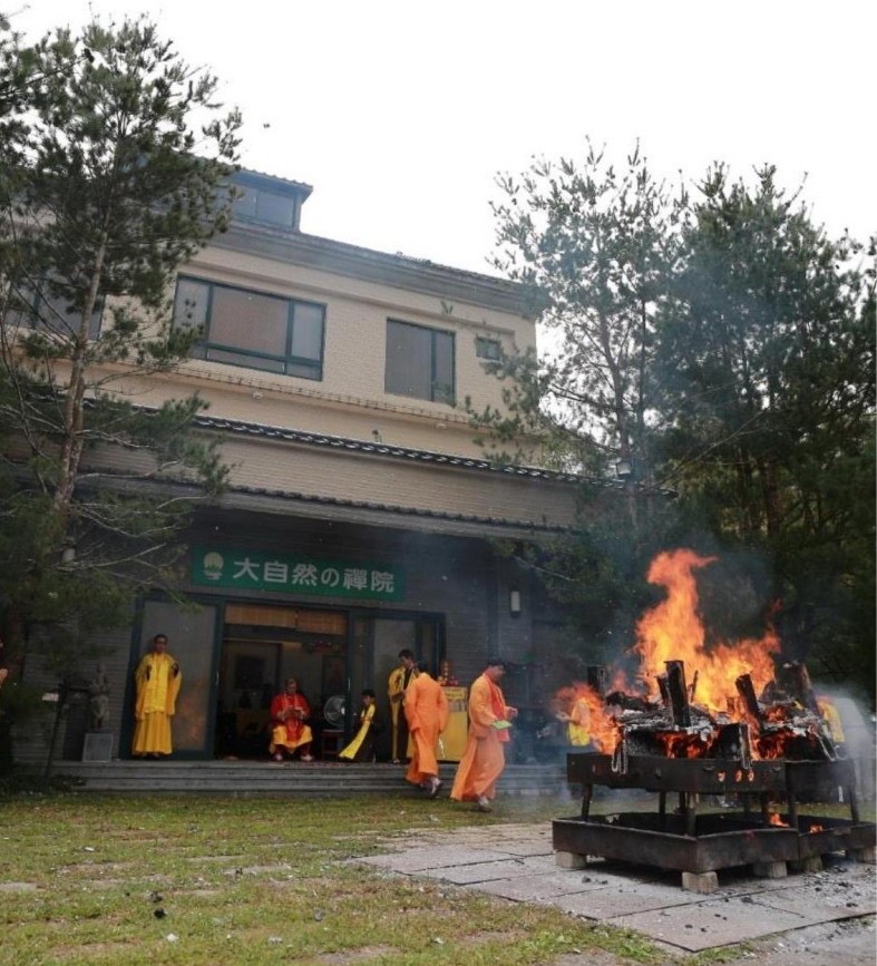 五四.「國際宗教和平交流大會」中，上師聖座邀請藏傳佛教勘布仁波切、馬天賜神父、美國李察仁波切、佛教鄭振煌老師、一貫道老師…等共同交流討論的場景。