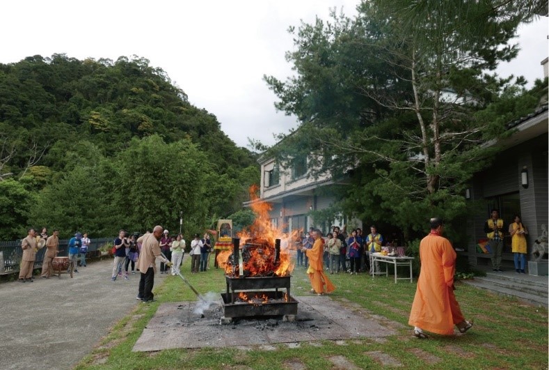 一二三.上師聖座修火供法時，火壇中現孔雀瑞象，意寓「孔雀明王」的護持。