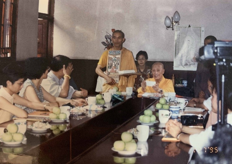 四四六.上師聖座參訪四川佛山名剎，贈送四川佛教會會長、昭覺寺方丈清定上師西方三聖壇城與許多佛經。