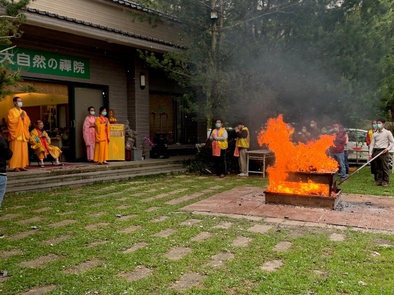 八九.上師聖座主持「馬頭觀音火供法會」，火供壇上的大火出現一匹奔跑的火馬，誠不可思議。