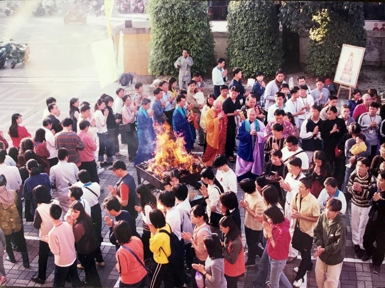 五三○.上師聖座邀請美國理查上師來台做佛法交流，一起舉辦「藥師佛火供法會」，引領菩薩大德們繞行火壇修法。