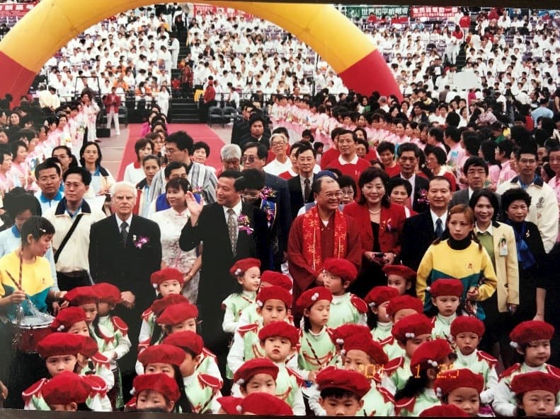 五三三.上師聖座在桃園大巨蛋舉辦「環保護地球」公益活動，上師聖座、桃園縣長許應深、來自美國的聯合國NGO世界和平教育者國際協會總會長Mercia博士、藝人女高音呂麗莉、啟英高中莊明輝校長⋯等進場的盛大景象。