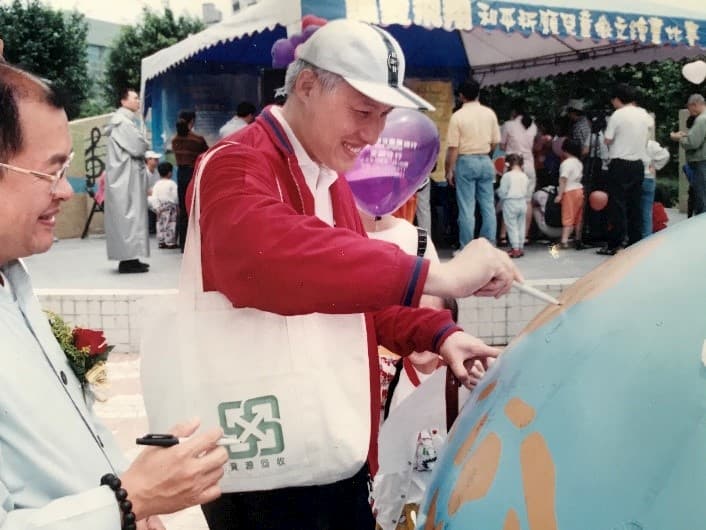 五六二.上師聖座主辦「讓愛飛翔—和平祈願兒童徵文繪畫比賽」，上師聖座台大政研所的學弟台北市議員江蓋世也前來簽名，大力支持。