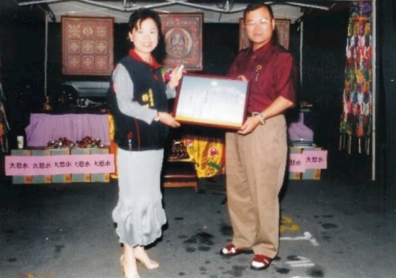 六一七.上師聖座於2006年舉辦藥師長壽佛巡境祈福法會，立法委員楊瓊瓔也前來參加支持。