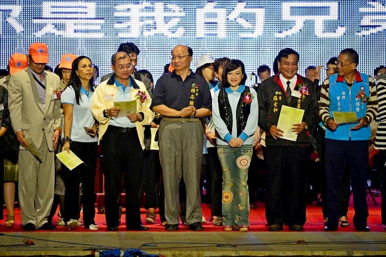 六四七.上師聖座主辦102年「全國公益嘉年華」慈善活動，台中市長胡志強（中，曾任外交部長），本會（世界和平會）「搶救受飢兒」代言人趙婷（右3，藝人、前童星，曾獲金鐘獎）、日本世界和平會會長下田（左）也率團前來台灣支持參加。